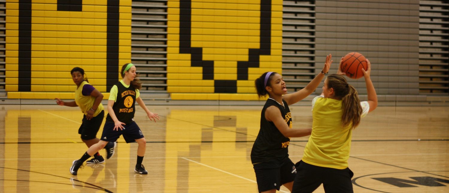 Girls' varsity basketball rebuilds after loss of seniors