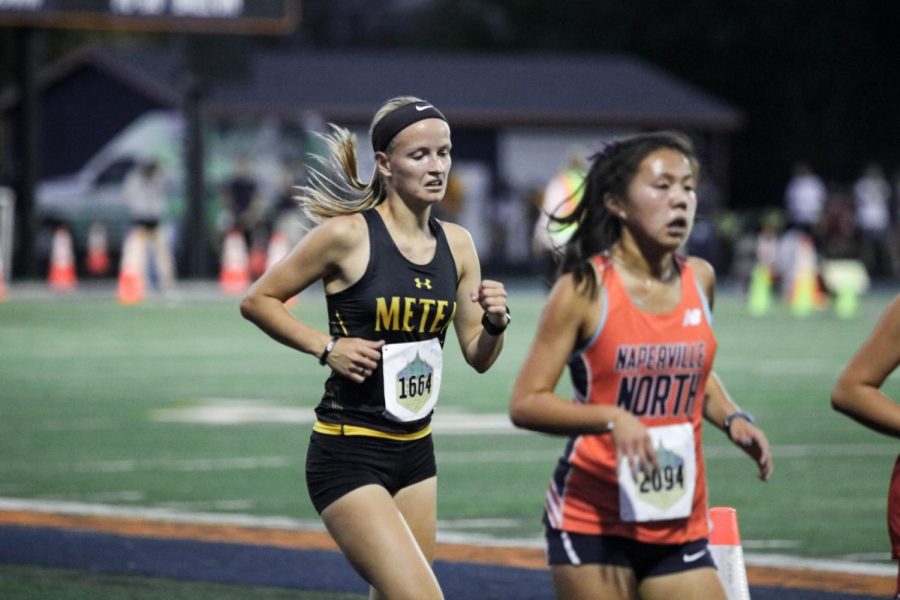 Senior Elizabeth Williams racing at the Twilight invitational, sponsored by Naperville Running Co.