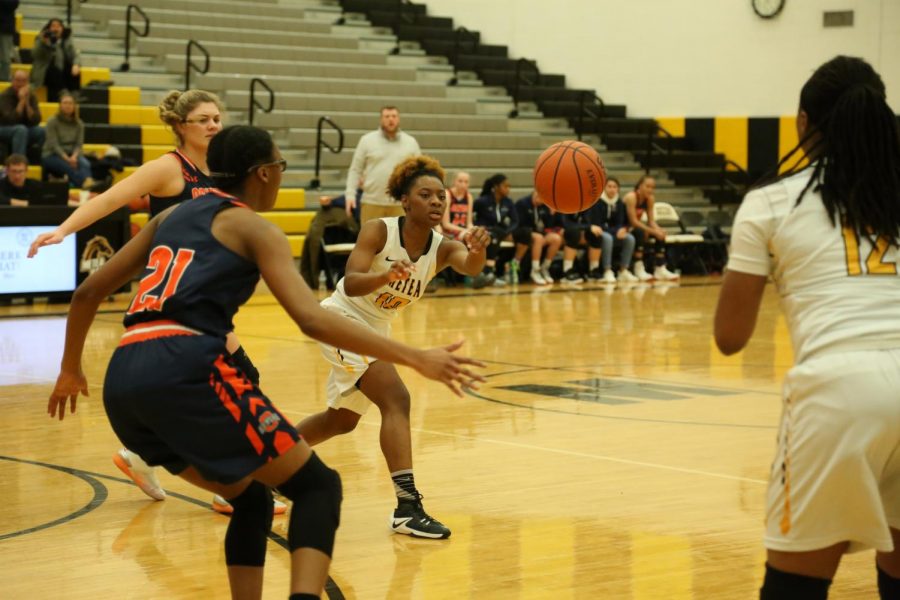 #10 Raniyah Naylor passing the ball to #12 point guard Nazuri Whigham during fourth quarter.