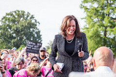 Kamala Harris Campaigning; from Mobilus In Mobili; Harris to Booker Save Our Care Rally U.S. Capitol; Flickr; 28 Jun. 2017; 11 March 2019.