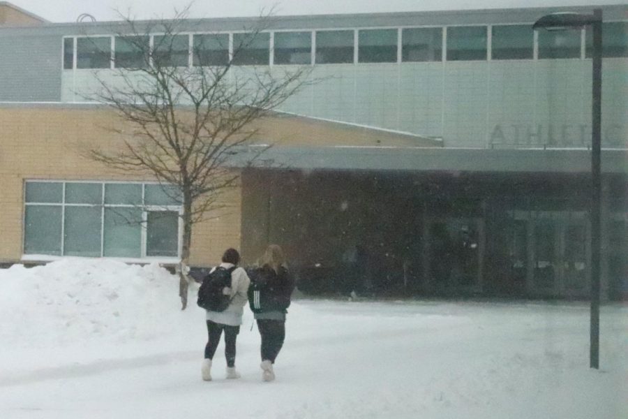 Seniors+walking+in+from+fifth+period+lunch+off+campus+to+arrive+to+a+walkway+covered+in+snow.