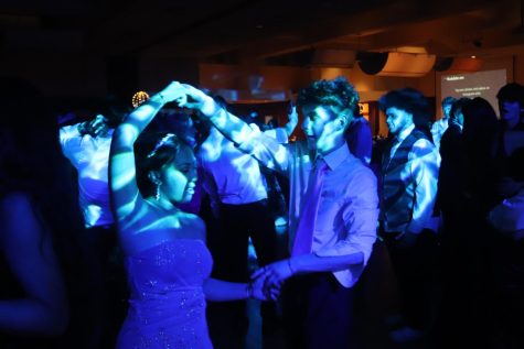Seniors on the dance floor for the first slow dance song.